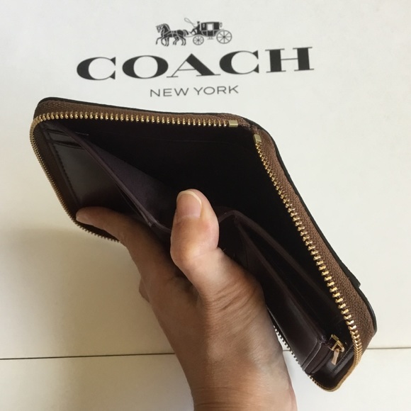 ⛔️SOLD ⛔️🌻Coach Small Zip Around Wallet NWT. - Picture 3 of 7